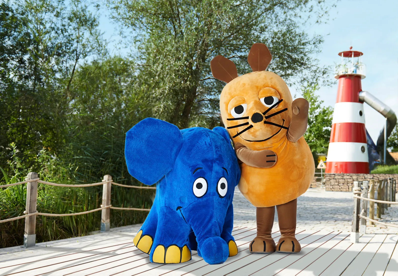 Myška a slon v Ravensburger Spieleland před červenobílým majákem