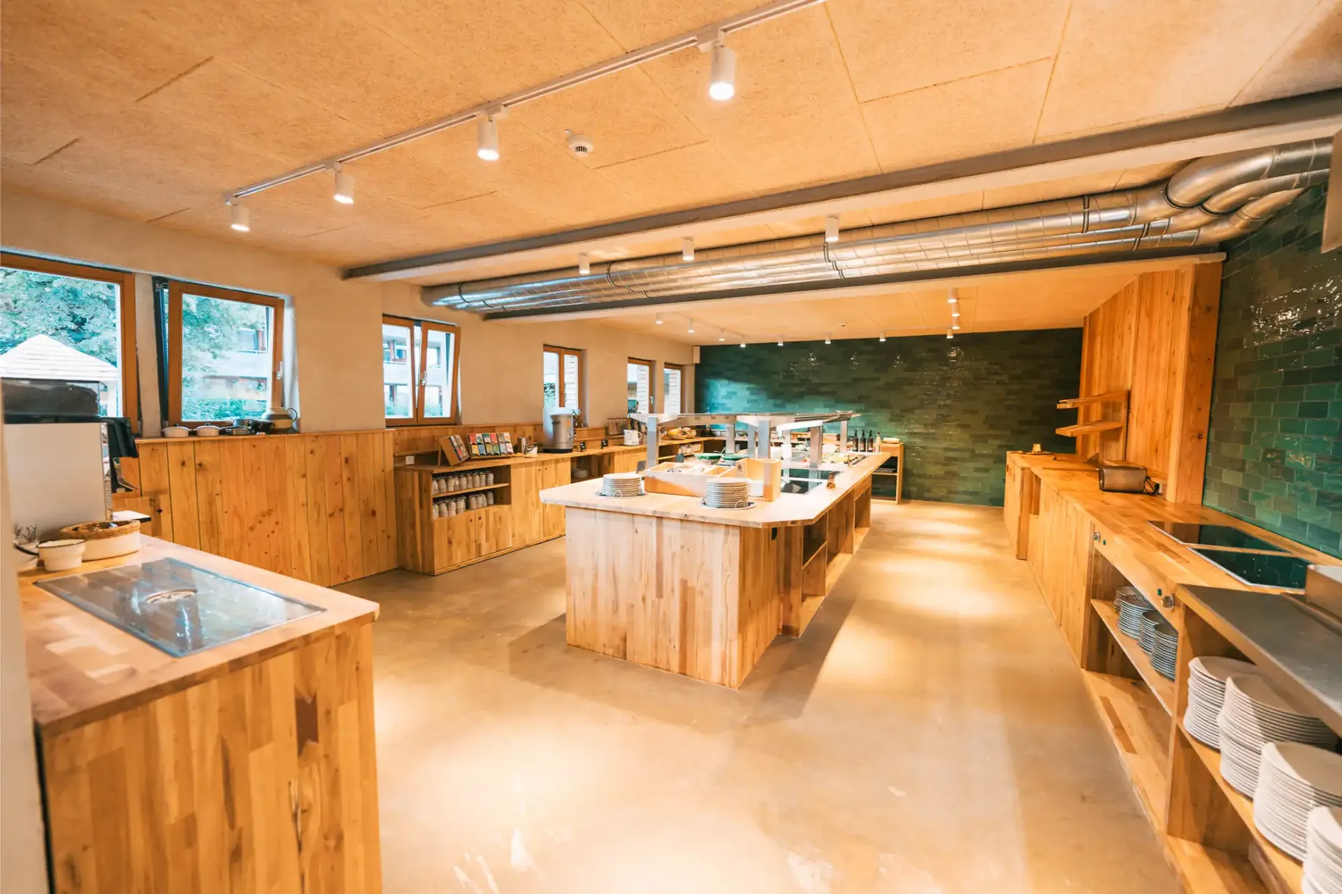 Posezení u dřevěných stolů v rodinné restauraci